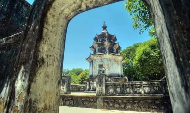 Trong vườn tháp có một tòa tháp trắng tinh mà mọi người quen gọi là Tháp Trắng