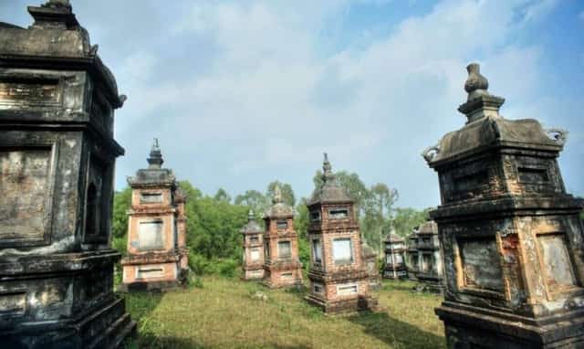 Toàn bộ khu vườn có tới gần 100 ngôi tháp
