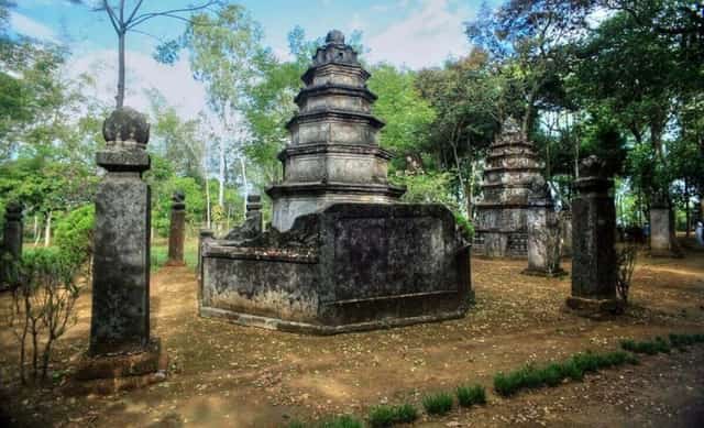 Nơi quy tụ những ngôi tháp lớn, có cấu trúc phức hợp với bình phong, trụ biểu, tháp mộ và tường bao