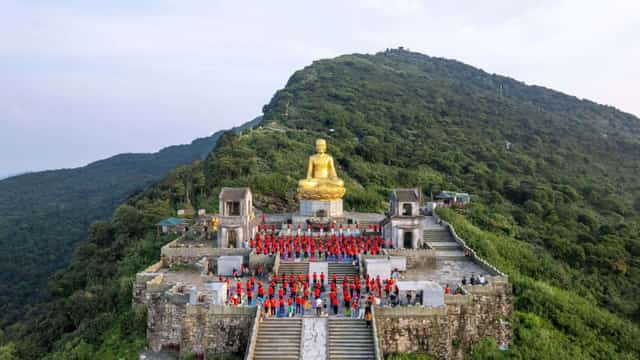 엔뜨(Yên Tử) 산에서의 요가 단체 공연