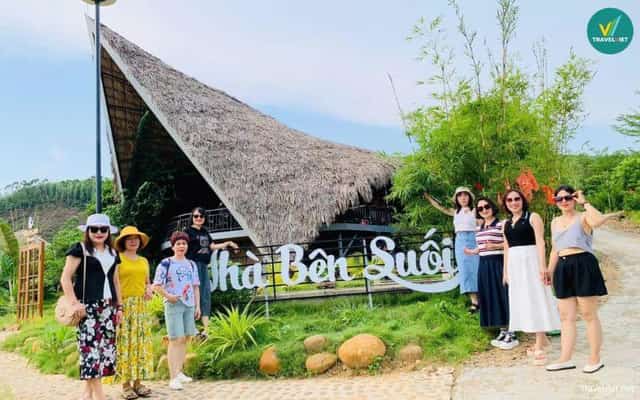 Nhà Bên Suối