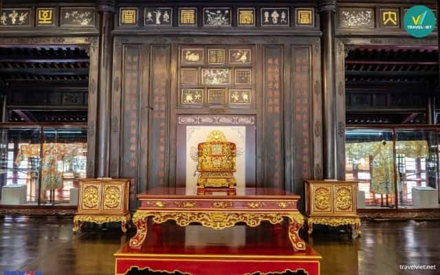 Thơ văn trên kiến trúc cung đình Huế