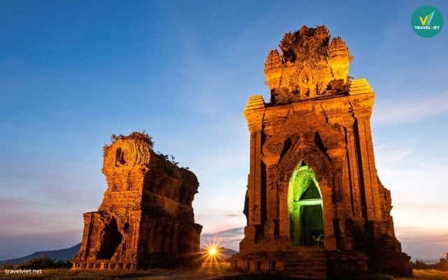 B&aacute;nh &Iacute;t Towers