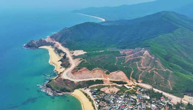 游客可以驾车或骑摩托车欣赏这条沿海公路，并在沿途的渔村和原始海滩停留。图：Nguyễn Gia