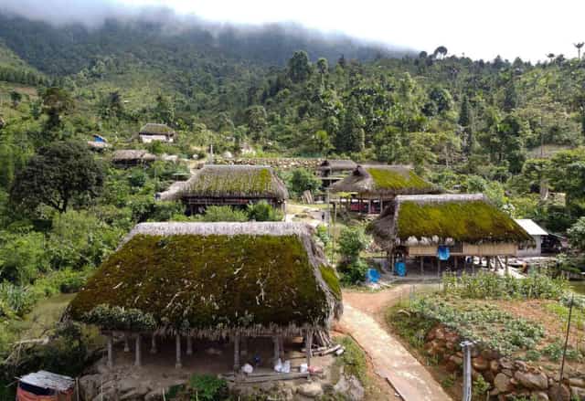 独特的村庄,有绿色的苔藓屋顶 - 岩石高原中心的“童话角落”2