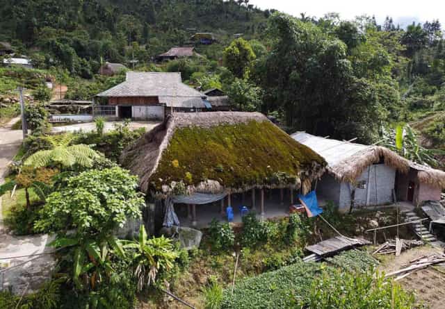 独特的村庄,有绿色的苔藓屋顶 - 岩石高原中心的“童话角落”1