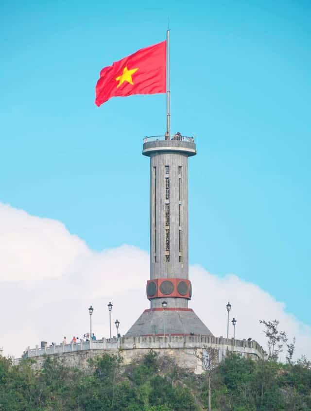 룽꾸(Lũng C&uacute;) 깃대탑은 뚜옌꽝성의 상징적인 명소 중 하나입니다. 사진: 득 응우옌(Đức Nguyễn)