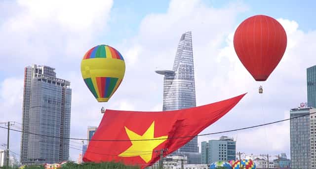 Do lịch biểu diễn và phương án tổ chức có thể thay đổi theo thời tiết, an ninh hoặc lượng khách,