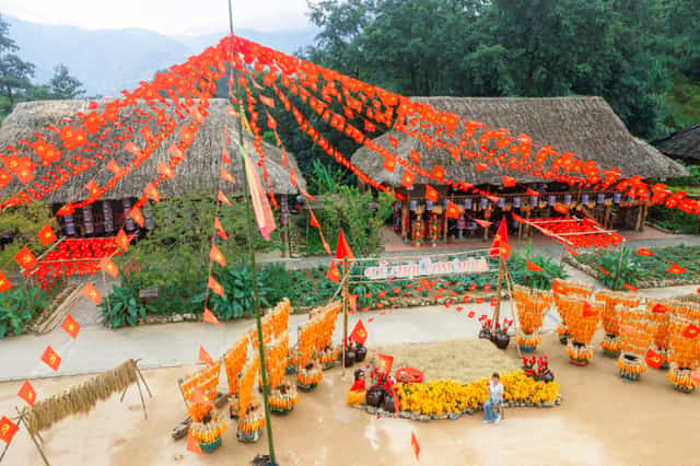番西邦峰还以首次在云村(Bản Mây)举办的锦缎节吸引着游客。