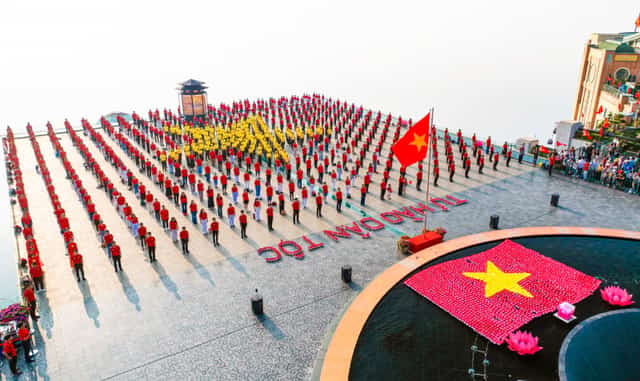 旅程的亮点是9月2日上午在山顶广场举行的升旗仪式。