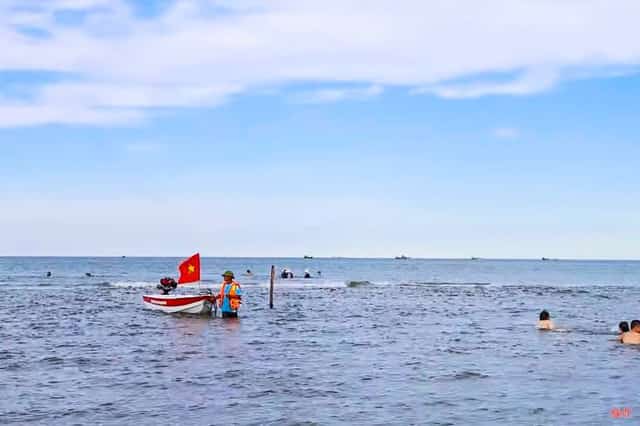 春城旅游区的海上救援队正在检查设备，为各种紧急情况做好准备。
