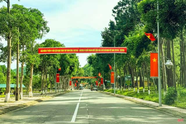 同禄三岔路口遗址区的入口处已修整一新，悬挂着庆祝9月2日国庆节的横幅和旗帜，整洁美观。