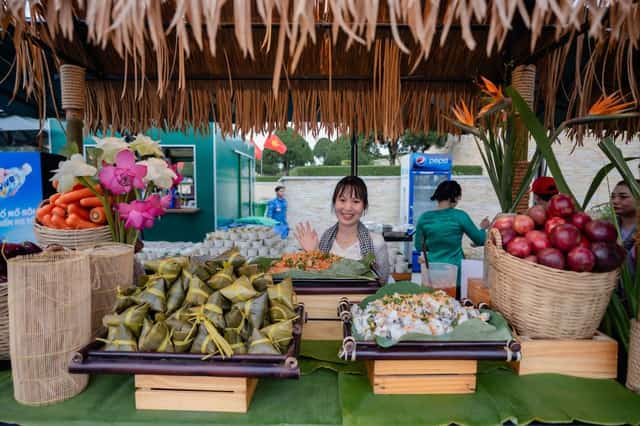Enjoying local dishes and specialties on Ba Den Mountain's summit. Photo: Thanh Son