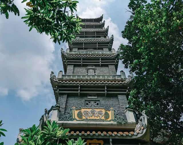 古树掩映下的Ngâu寺