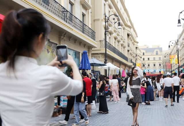 ハノイの街に溶け込むカラフルなベンチと異国情緒