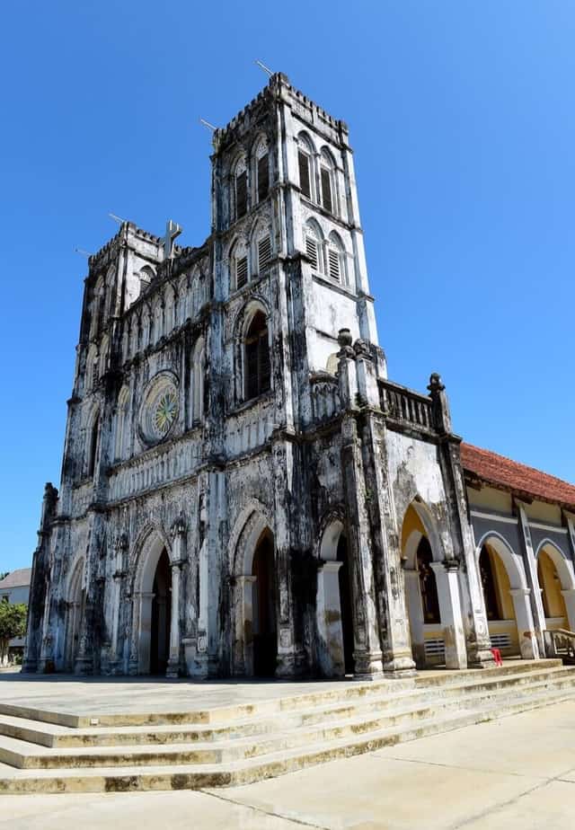 Interior of Mằng Lăng Church, showcasing its historic charm