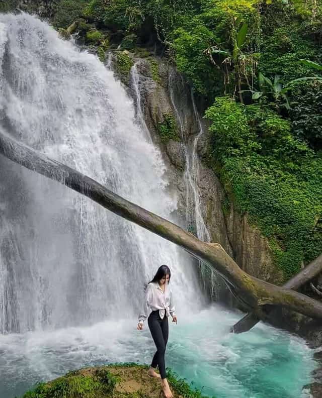瀑布水流从高高的岩壁倾泻而下，终年清澈见底4