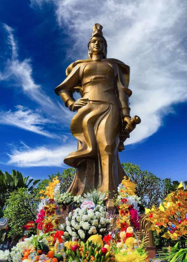 女性将軍ル トランの像