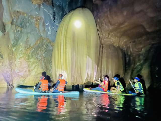 仙女洞（Hang Sơn Nữ）内的地下河与奇石景观