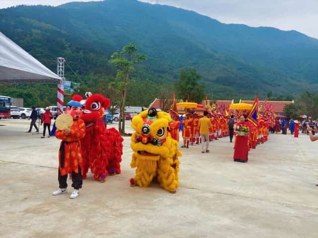 성 어머니 Lieu Hanh Deo Ngang 사원에서 열리는 축제에 참여하세요.