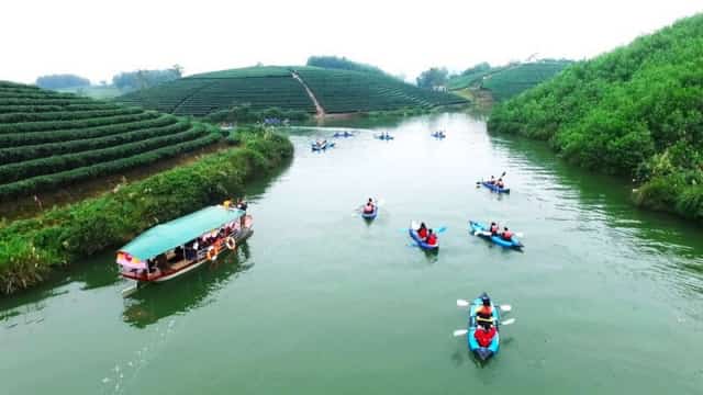 乘摩托艇旅行