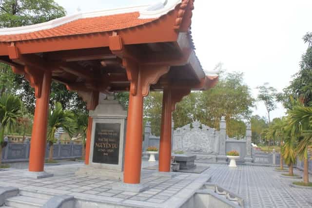 偉大な詩人グエン ドゥの墓