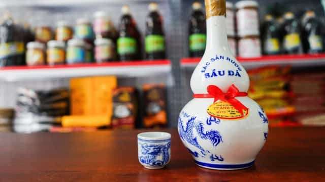 Rượu Bàu Đá - Đặc sản Gia Lai làm quà