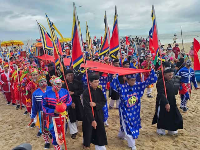 海岸沿いのカウ グー フェスティバルに参加する