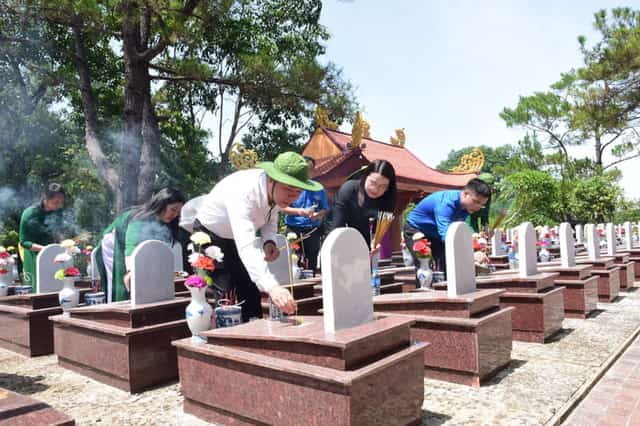 Viếng thăm thắp hương Nghĩa trang liệt sĩ Trường Sơn