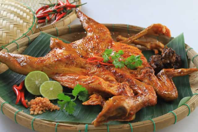 Grilled chicken with wild leaves