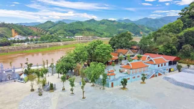 Dòng Sông Hồng Trước Đền