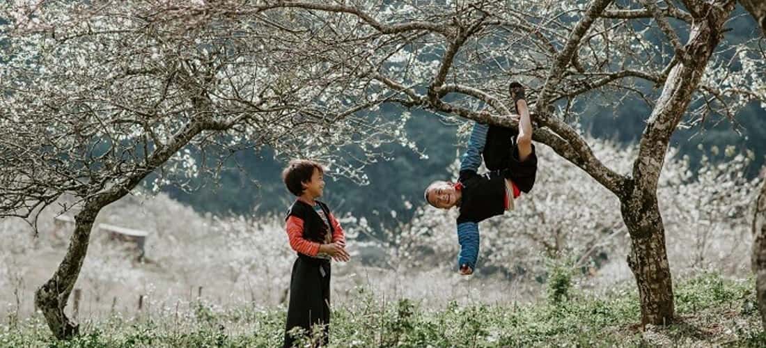 Nụ cười hồn nhiên của các bé người Mông ở bản Thung Cuông.