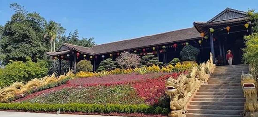 Happyland 旅游区令人印象深刻的亮点是越南文化区 - 该区域再现并展示了越南北部、中部和南部的建筑作品和文物。