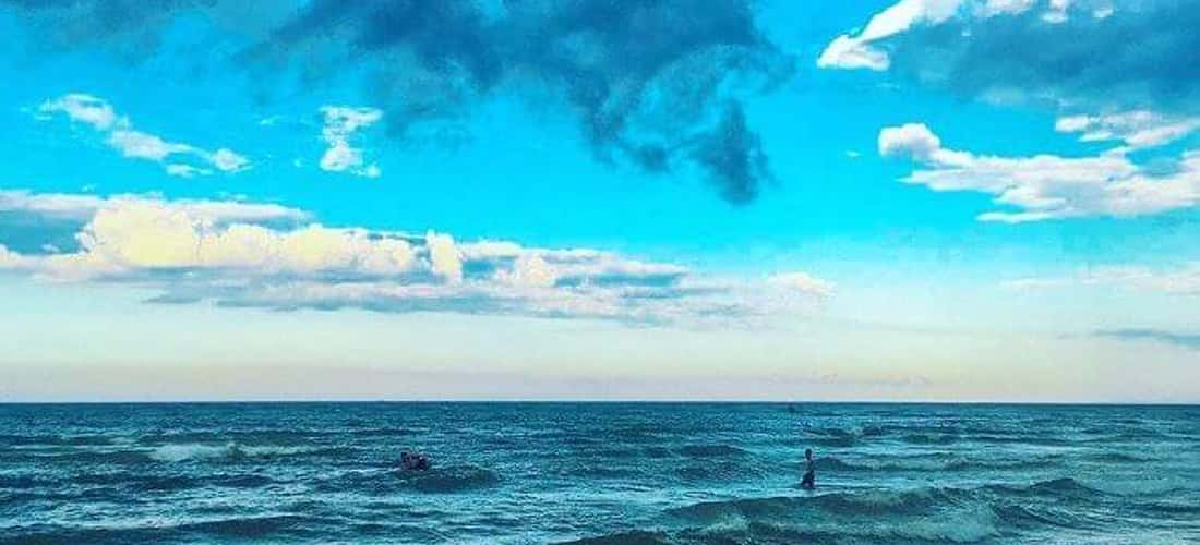 Bãi biển Triệu Lăng được du khách biết đến vốn là một bãi biển dài và đẹp, hấp dẫn những du khách yêu thích khám phá bằng phong cảnh hoang sơ mà hữu tình
