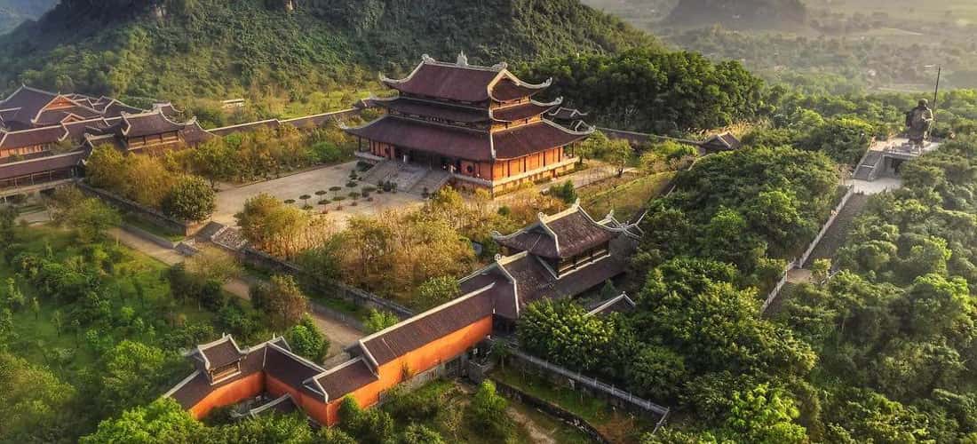 Bai Dinh Pagoda는 산 한가운데에서 수행할 수 있는 평화로운 장소입니다.