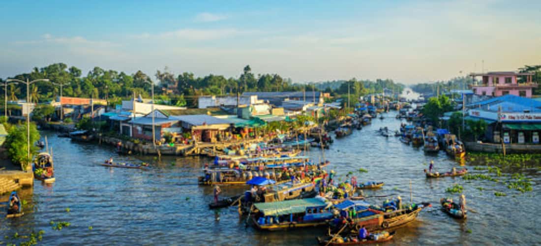 Cảnh hoàng hôn tại chợ nổi Ngã Năm