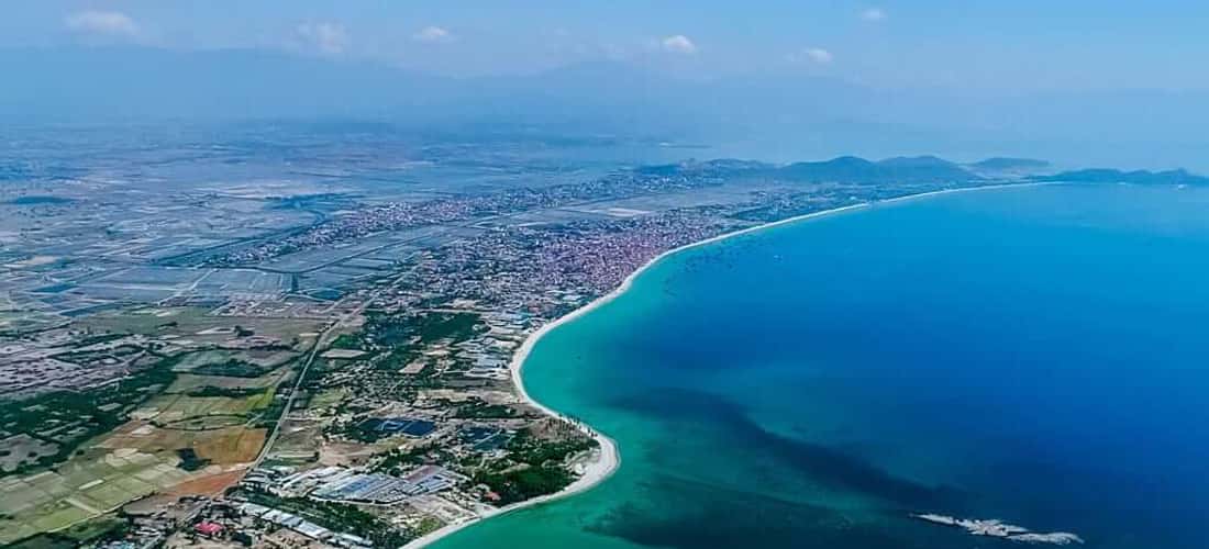Vân Phong được ví như một nàng thơ dịu dàng ngủ quên giữa Khánh Hòa rộng lớn.