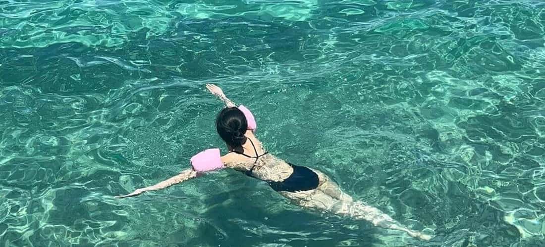 Rất nhiều góc ở Mini Beach để bạn nằm tắm nắng và ngắm biển