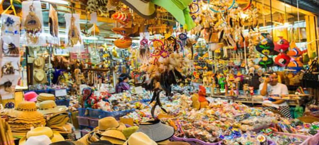Chợ đêm nổi bật với nhiều mặt hàng lưu niệm