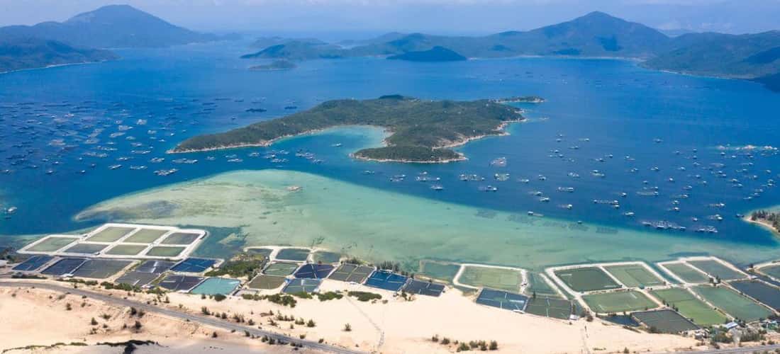 Vịnh Vân Phong là một eo biển xinh đẹp ở giữa huyện Ninh Hòa và Vạn Ninh