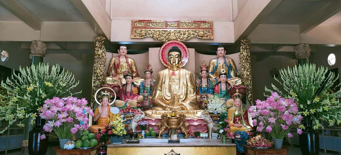 藏寺大殿内的礼拜空间建造得相当现代化
