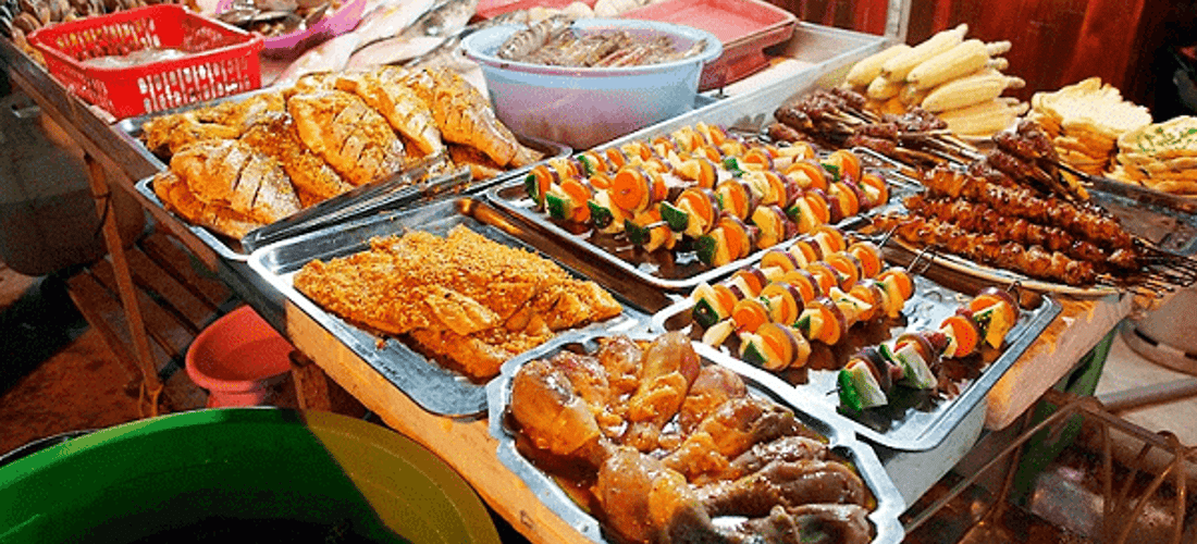Khu ẩm thực tại chợ đêm bán vô vàn những món ăn thơm ngon và hấp dẫn.