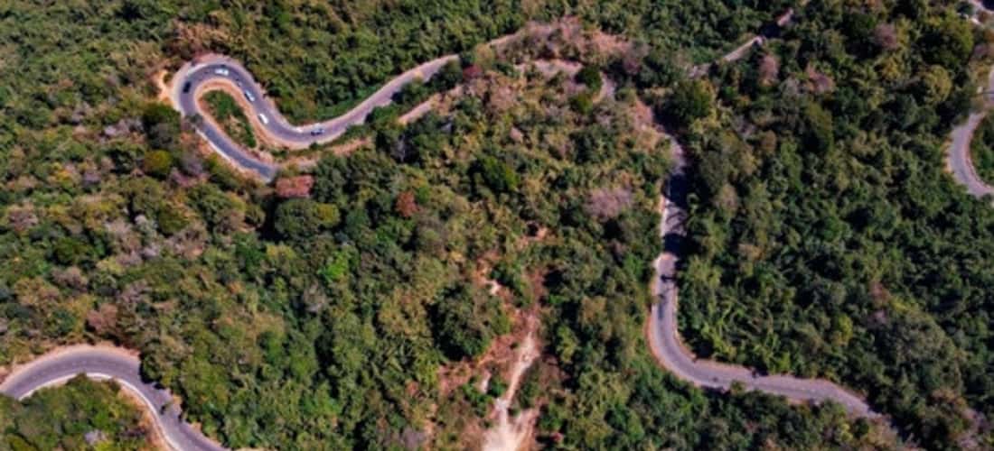 Ngoan Muc Pass 穿越许多地形，从绿色高原、宁静的平原到雄伟的山脉。