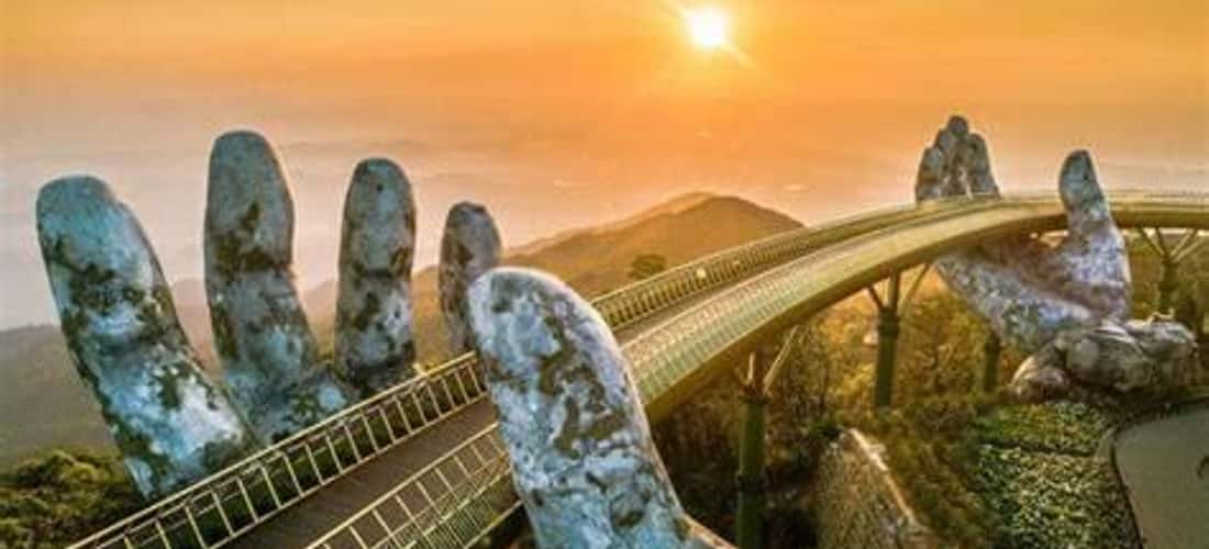 Bình minh trên Cầu Vàng