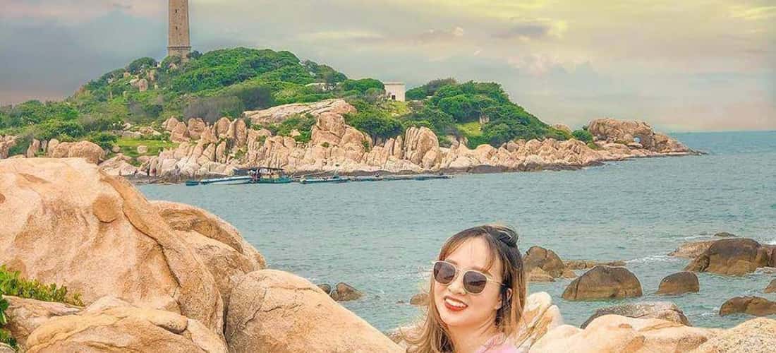 Bãi đá tại đảo Kê Gà tạo thành một bức tường tự nhiên bao quanh và bảo vệ hòn đảo nhỏ này.