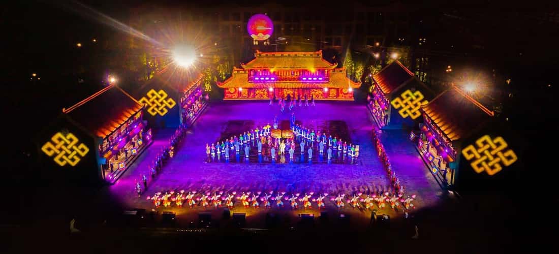 晚上表演“越南精华”