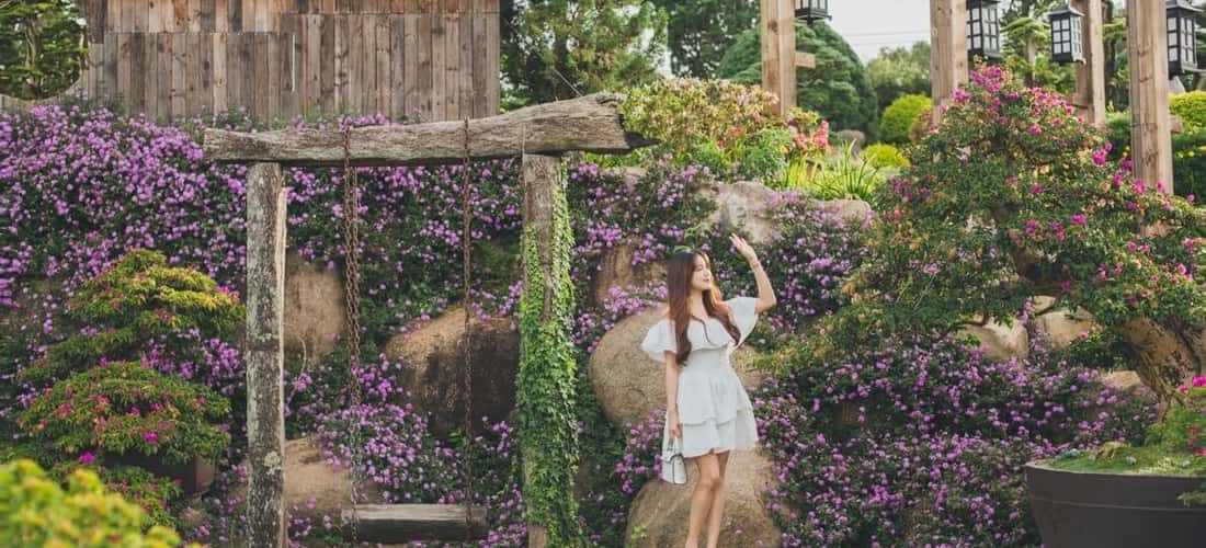 Được hình thành từ niêm yêu thích cây cảnh của chủ nhân Quê Garden, nơi đây nổi tiếng với những “tác phẩm” bonsai là kim cực kì ấn tượng.