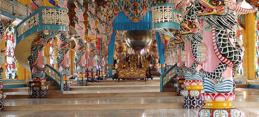 Các chi tiết trang trí được trạm trổ cầu kỳ, tinh tế