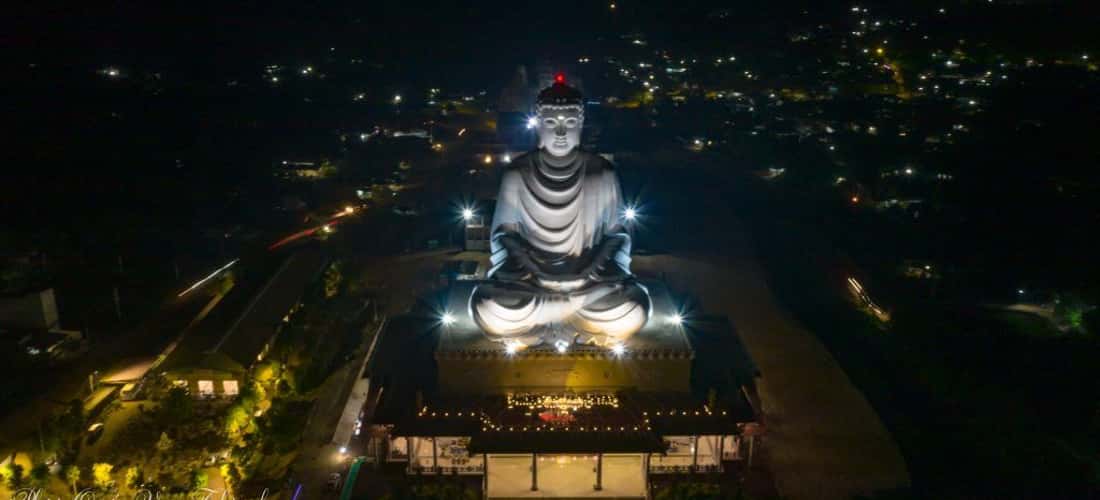 Bức tượng Phật ngồi cao 73m với hướng trực diện hướng thẳng ra hồ nước yên bình