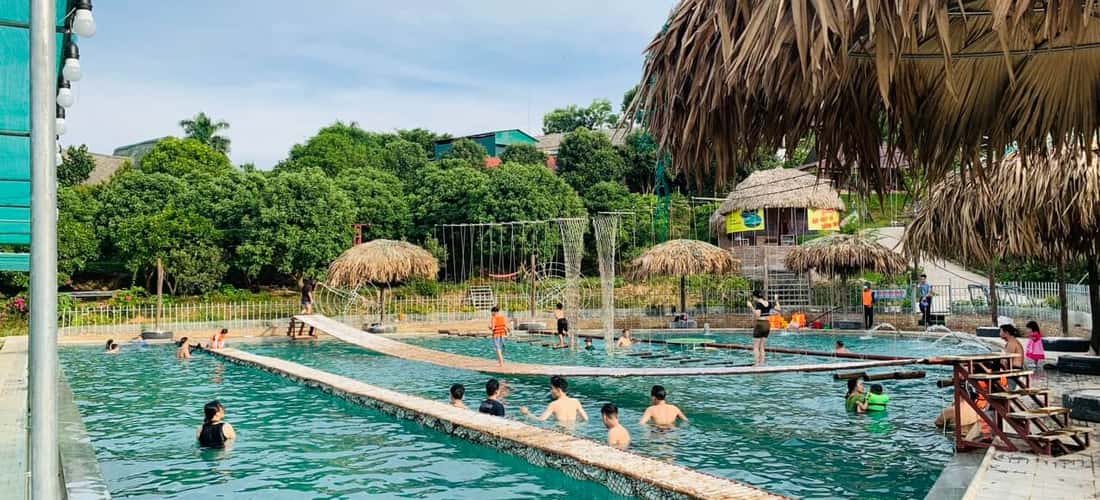 Khu vực bể bơi tại Đá Bạc Eco